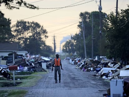 Una calle llena de escombros en Port Arthur, Texas, el 28 de septiembre de 2017, un mes después del huracán Harvey.