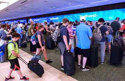 Colas de viajeros en el aeropuerto de Orlando a finales de mayo.