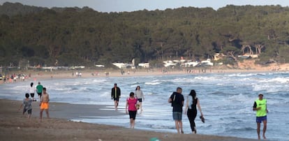 Gente paseando por la orilla de la Playa Llarga (Playa Larga) en Tarragona.