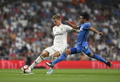 Toni Kroos, dispara, ante un jugador del Getafe.