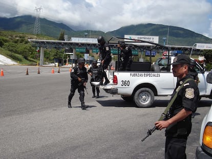 Policías federales en una carretera de la región de la Costa Chica del Estado de Guerrero, en una fotografía de archivo.