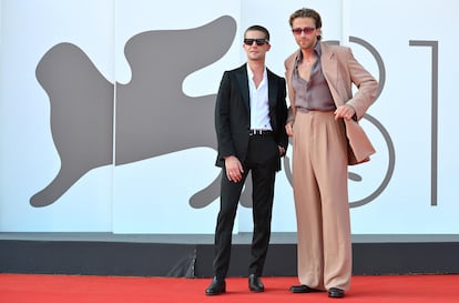 Los actores franceses Benjamin Voisin y Stefan Crepon en la alfombra roja por la película 'The Quiet Son', este miércoles. 