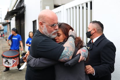 Brisa De Angulo y José Enrique Escardó a la salida de la Casa de Justicia del barrio Mártires, en Bogotá, el 11 de julio de 2025. 