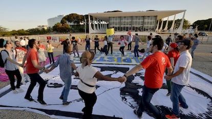 Manifestantes celebram afastamento de Cunha.