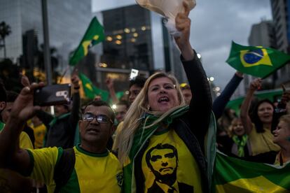 Seguidores de Bolsonaro celebran su triunfo.