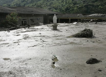 El lodo cubre la sede de la escuela Superior en Belalcázar en Colombia, después de la avalancha que se desató tras la erupción del volcán Nevado del Huila