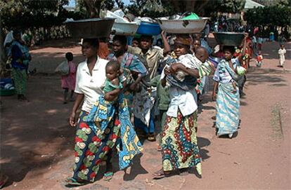 Un grupo de mujeres con sus hijos se dirigen a Kongolo (sureste de Congo) el pasado mes de julio para recibir alimentos de Naciones Unidas.