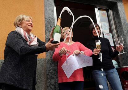 La dueña y las empleadas del estanco Aurora de Ponferrada celebran haber vendido dos décimos del cuarto premio con el número 67774.