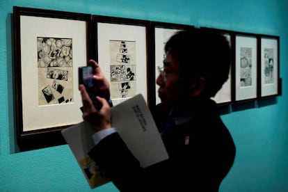 Un visitante recorre la exposición que el Museo Nacional de Arte de Cataluña (MNAC), dedica a Osamu Tezuka, pionero de la animación japonesa.