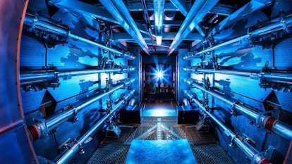 Interior de la instalación en la que se activan los láseres para la fusión.