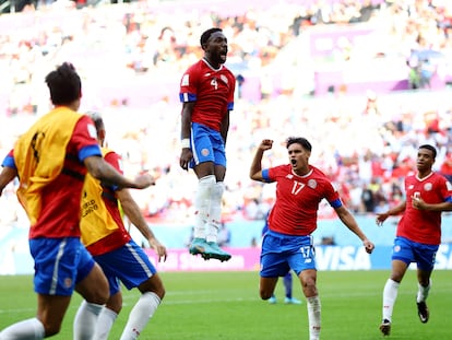 El jugador de Costa Rica, Keysher Fuller, en el centro, celebra el gol marcado a Japón, este domingo en Qatar.