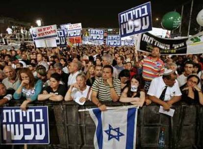 Decenas de miles de personas se manifestaron ayer en Tel Aviv para pedir la dimisión del primer ministro israelí.