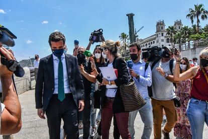 El 3 de junio, Pablo Casado visitaba Ceuta. El líder del PP se negó, pese a la insistencia de la prensa, a hacer declaraciones sobre el caso Kitchen.