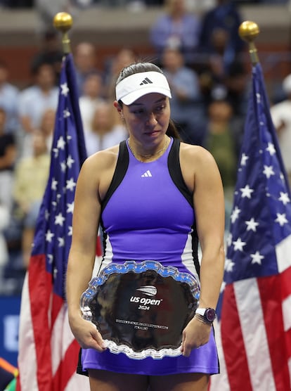 Pegula, cabizbaja durante la ceremonia final.