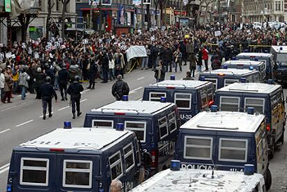 Centenares de personas se concentran frente a la sede del PP en Madrid, en la calle de Génova.