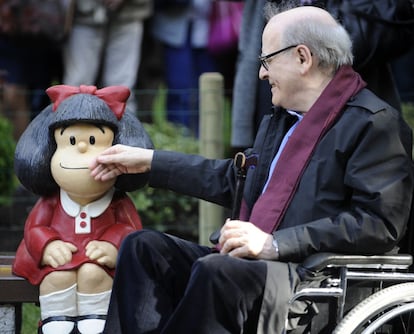 El dibujante Quino, con una estatua de Mafalda en Oviedo en 2014, cuando recibió el Premio Príncipe de Asturias de Comunicación y Humanidades.