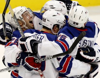 El equipo estadounidense Brian Rafalski, a la izquierda, Ryan Suter y Paul Stastny celebran el cuarto gol a Canadá.