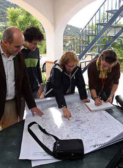 Inspectores de Urbanismo con el alcalde de Sayalonga (izquierda).