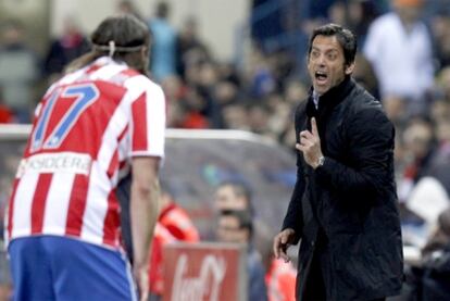 Quique Sánchez Flores da instrucciones desde la banda en presencia de Ujfalusi.