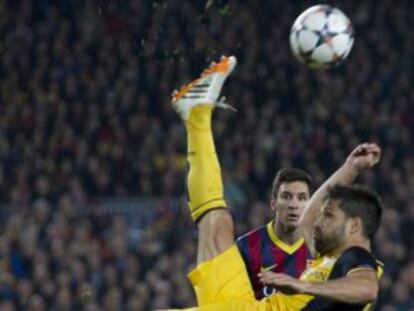 Diego despeja ante la mirada de Messi.