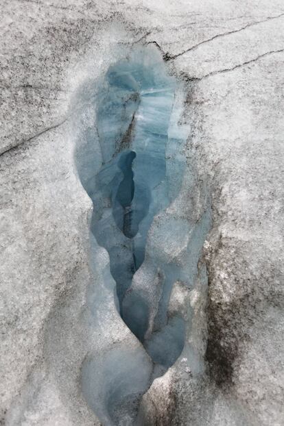 Hendidura del hielo en el glaciar Svínafellsjökull.