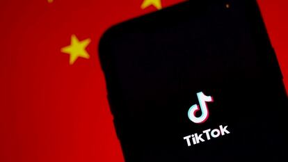TikTok con una bandera de China