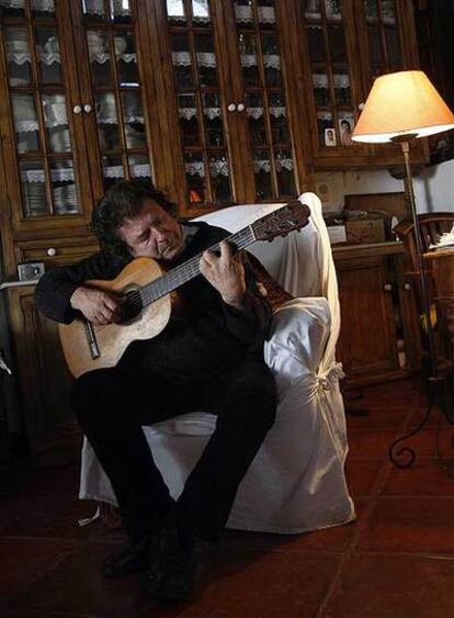 Enrique Morente  en su casa del Albaicín en Granada, donde prepara la mayor parte de sus discos.