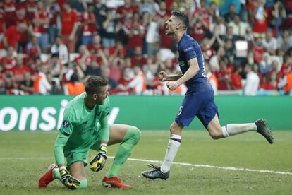 Jorginho celebra la consecución del segundo gol de su equipo, frente al portero del Liverpool Adrián.