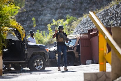 Seguranças da Presidência do Haiti patrulham a entrada da casa do presidente Jovenel Moïse, assassinado em casa na madrugada desta quarta.
