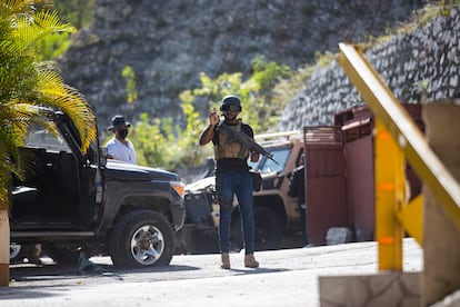 Seguranças da Presidência do Haiti patrulham a entrada da casa do presidente Jovenel Moïse, assassinado em casa na madrugada desta quarta. 