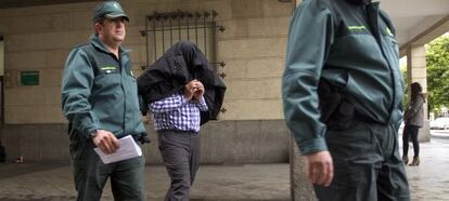 Ismael Sierra, cuñado de Juan Lanzas, es conducido a prisión por dos agentes.