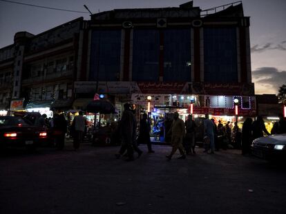 En la ciudad, antes vibrante y llena de vida, muchos vecinos se confinan en sus casas y piensan en cómo huir. En la imagen, una calle Kabul al anochecer.