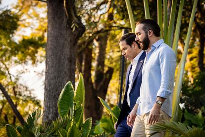 Fotografa cedida por el Gobierno de El Salvador donde se observa al presidente de El Salvador, Nayib Bukele junto al secretario de Estado de los Estados Unidos, Marco Rubio.