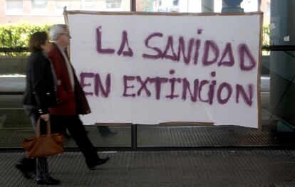 Pancarta en la exterior del Hospital Clínico San Carlos durante la primera jornada de huelga de la sanidad madrileña