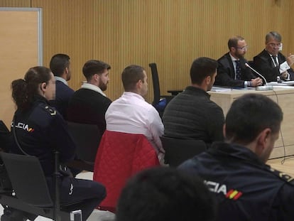 Vista de los cuatro miembros de La Manada, Alfonso Jesús Cabezuelo, José Ángel Prenda, Antonio Manuel Guerrero y Jesús Escudero durante el juicio por los hechos acaecidos en Pozoblanco que se celebra en la ciudad de la Justicia de Córdoba, en noviembre de 2019.