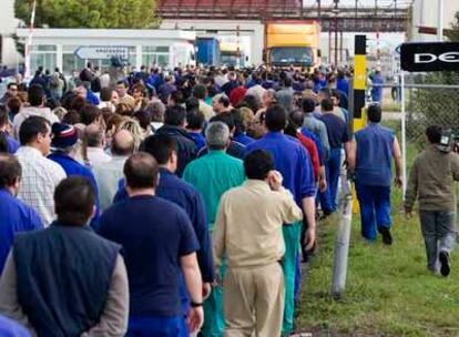 Empleados de Delphi vuelven a sus puestos de trabajo tras una concentración de protesta en las puertas de la fábrica de Puerto Real (Cádiz).