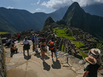 Turistas en en la antigua ciudad inca de Machu Picchu, en los Andes, a 2,430 metros, en Perú.