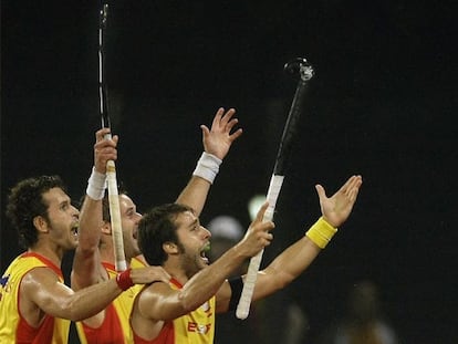 Eduard Tubau, a la derecha, junto a David Alegre y Kiko Fàbregas, ayer en la celebración de la victoria española.