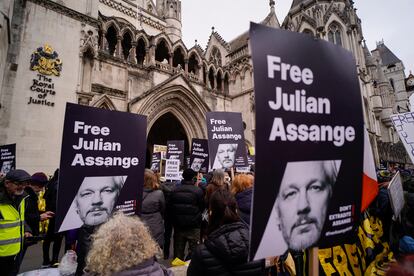 Activistas concentrados este martes ante el Tribunal de Justicia de Londres.