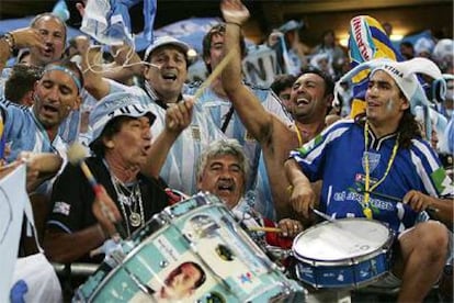 Entusiastas de la selección albiceleste, en las gradas del estadio de Hamburgo durante el partido contra Costa de Marfil.