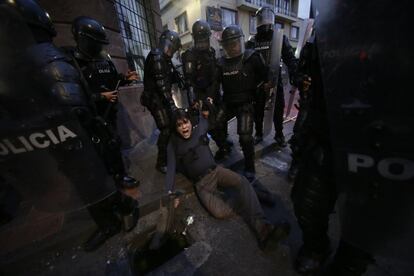 Un hombre es detenido por la policía durante una protesta cerca del palacio presidencial en Quito (Ecuador), el 16 de abril de 2019.