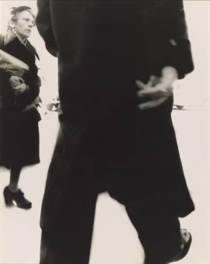 Black Coat and Shopper, Nueva York, 1954