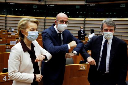 La presidenta de la Comisión Europea, Ursula von der Leyen, junto al presidente del Consejo Europeo, Charles Michel (centro) y el del Parlamenteo Europeo, David Sassoli.