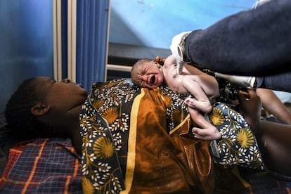 Un bebé recién nacido llora sobre el regazo de su madre en el Centro de Salud de Mauwa, en Chiradzulu. Los hospitales de Malawi también sufrieron escasez de sanitarios cuando se movilizaron enfermeras para tratar a los pacientes con coronavirus, lo que provocó una falta de personal experimentado para los partos, explica Young Hong, del Fondo de Población de las Naciones Unidas.