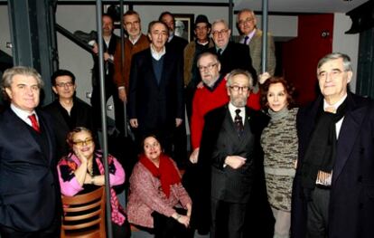 El exministro de Cultura César Antonio Molina, el dramaturgo y periodista Ignacio Amestoy, la actriz Esperanza Roy, el escritor Ramón Irigoyen, el catedrático Jorge Urrutia y la periodista Rosana Torres durante la fundanción de la Irreal Academia del Esperpento en honor al escritor Ramón María del Valle- Inclán, coincidiendo con el 75 aniversario de su muerte.