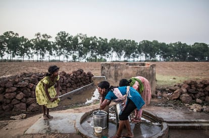 En Kuniya, un pueblo de la región india de Chhattisgarh, adolescentes se lavan la cara en un pozo.