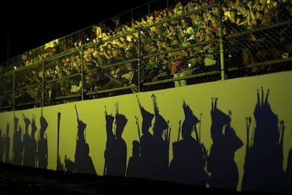 Varias sombra de los participantes se reflejan en una pared durante la ceremonia de inauguración de los primeros Juegos Mundiales Indígenas.