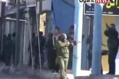 Una captura de vídeo muestra a miembros de las fuerzas de seguridad del régimen sirio desplegados en Deraa.