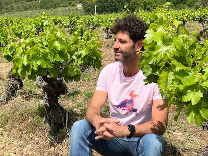 David Seijas en uno de los viñedos con los que colabora. Foto proporcionada por Gallina de piel wines.