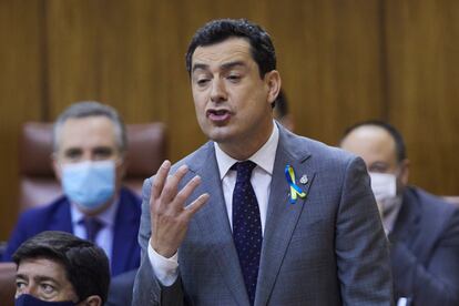 El presidente de la Junta de Andalucía, Juan Manuel Moreno, durante la sesión parlamentaria de control al Gobierno Andaluz en el Parlamento de Andalucía.